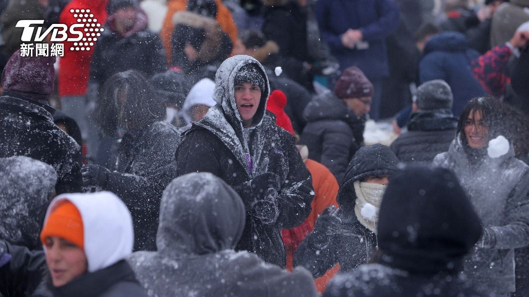 數百名紐約客聚集在華盛頓廣場公園打雪仗。（圖／達志影像路透社）