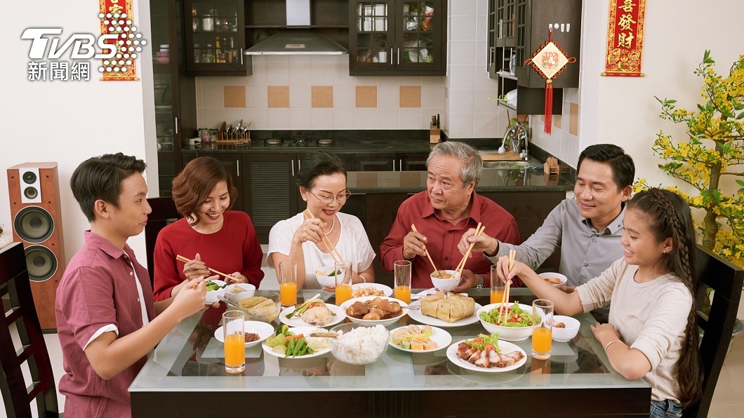 除夕是許多民眾返鄉與家人團圓吃飯的日子。（示意圖／Shutterstock達志影像）