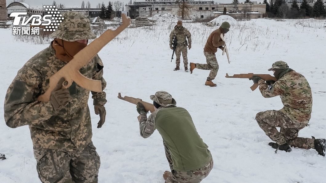 俄羅斯軍隊先前在雪地進行軍事演習畫面。（圖／達志影像路透社）