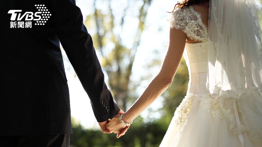 因疫情影響，跨國婚姻結婚登記人數銳減。（示意圖／shutterstock達志影像）