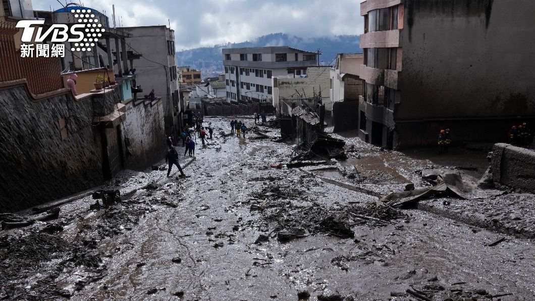 狂湧黑泉厄瓜多土石流撞斷油管染黑雨林 樹林 災難 受困 Tvbs新聞網