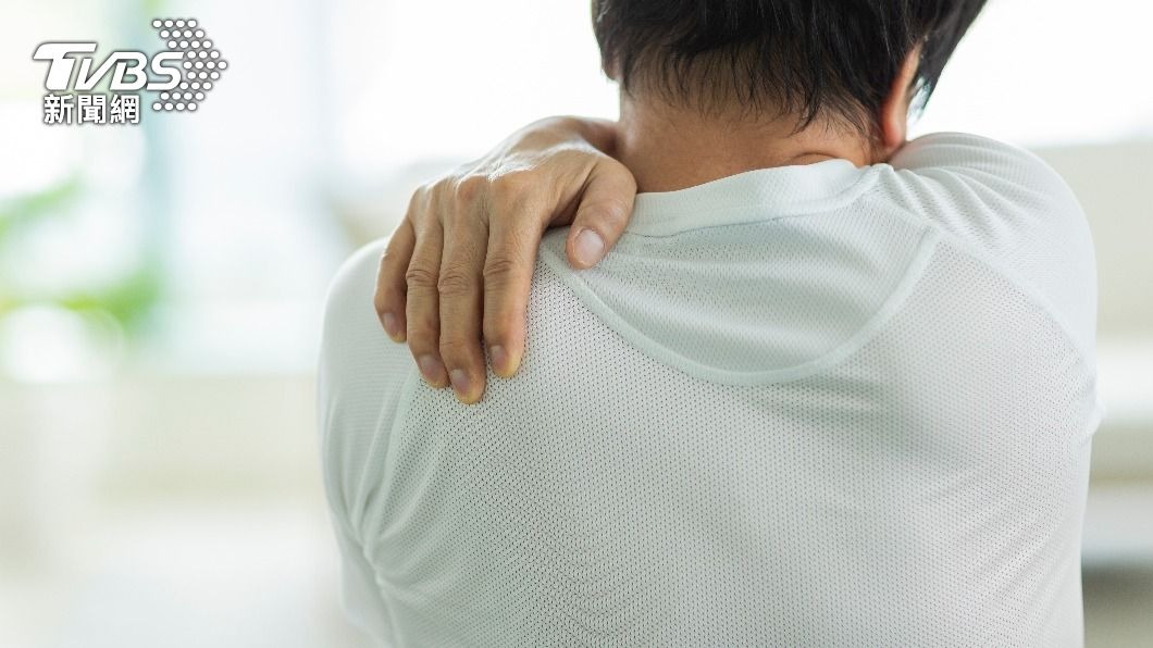 肩關節發炎沾黏就是俗稱的「五十肩」。（示意圖／shutterstock達志影像）