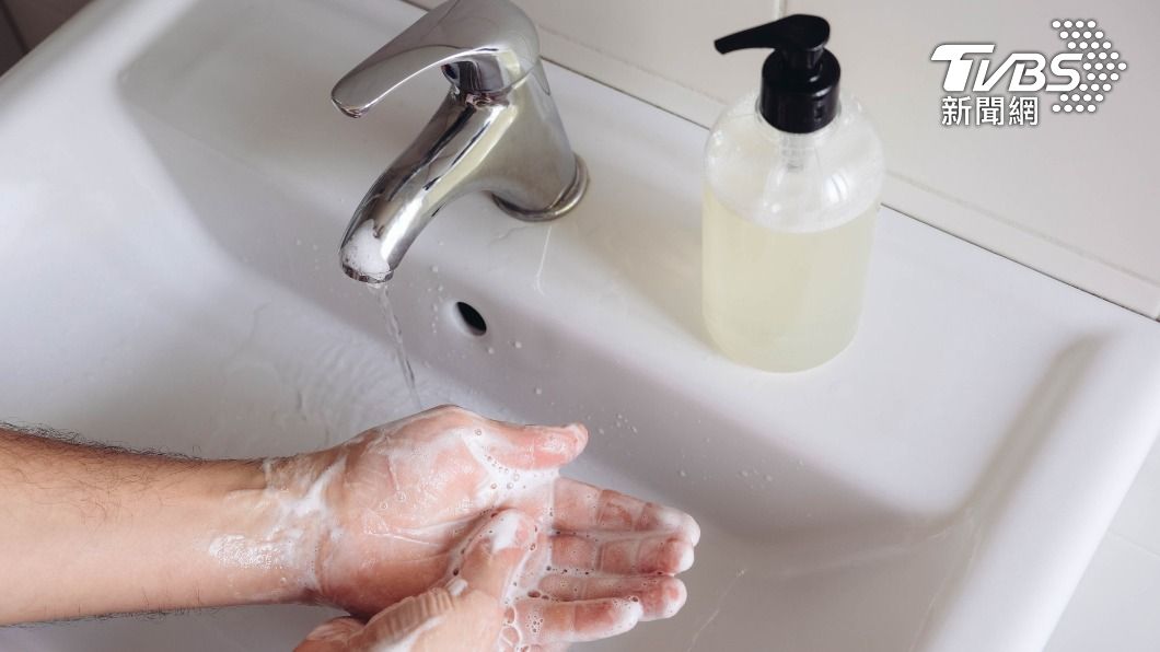 許多人會洗手加強清潔。（示意圖／shutterstock達志影像）