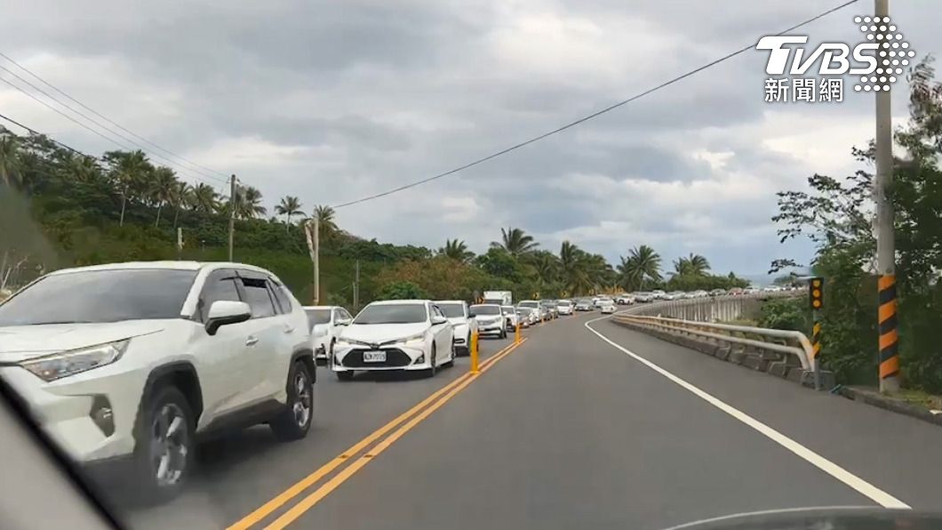 台東南下往楓港方向，南迴公路車陣。(圖/TVBS)