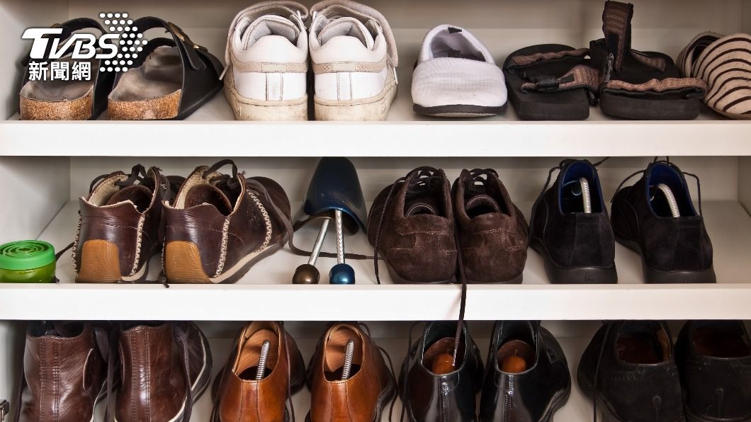 鞋櫃上放招財貓或紫晶洞可招好財運。（示意圖／Shutterstock達志影像）