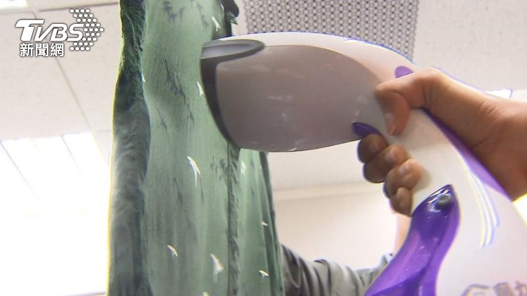 可使用掛燙機軟化沙發汙垢。（示意圖／TVBS資料畫面） 沙發「發霉+脫皮」超難纏　達人這招清潔保養一次完成