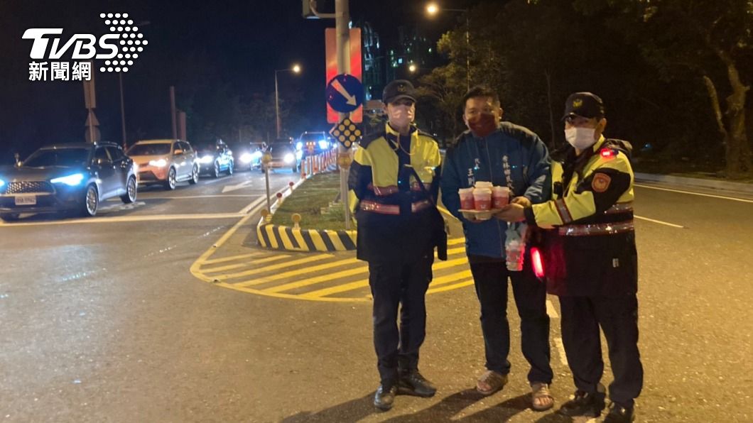 秀林鄉民代表送熱咖啡到員警站崗處。（圖／中央社）