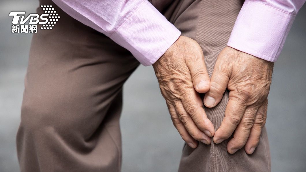 根據國健署調查發現，骨質疏鬆症是65歲以上族群常見慢性病。（示意圖／shutterstock達志影像）