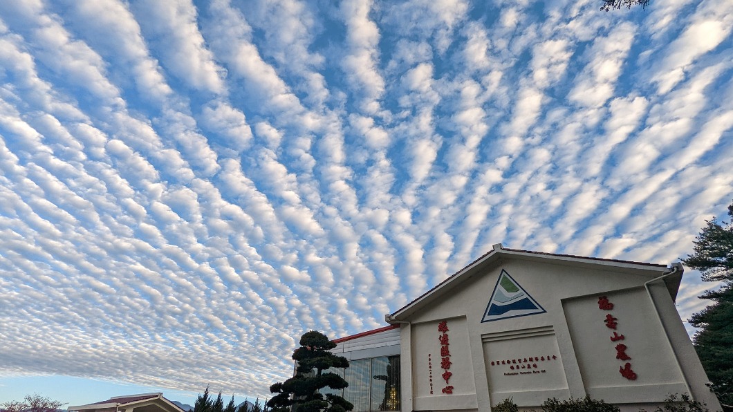 福壽山農場今天出現「虎斑雲」。（圖／翻攝自福壽山農場粉專）