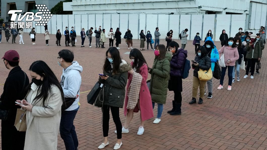 香港民眾排隊接受PCR篩檢。（圖／達志影像美聯社）
