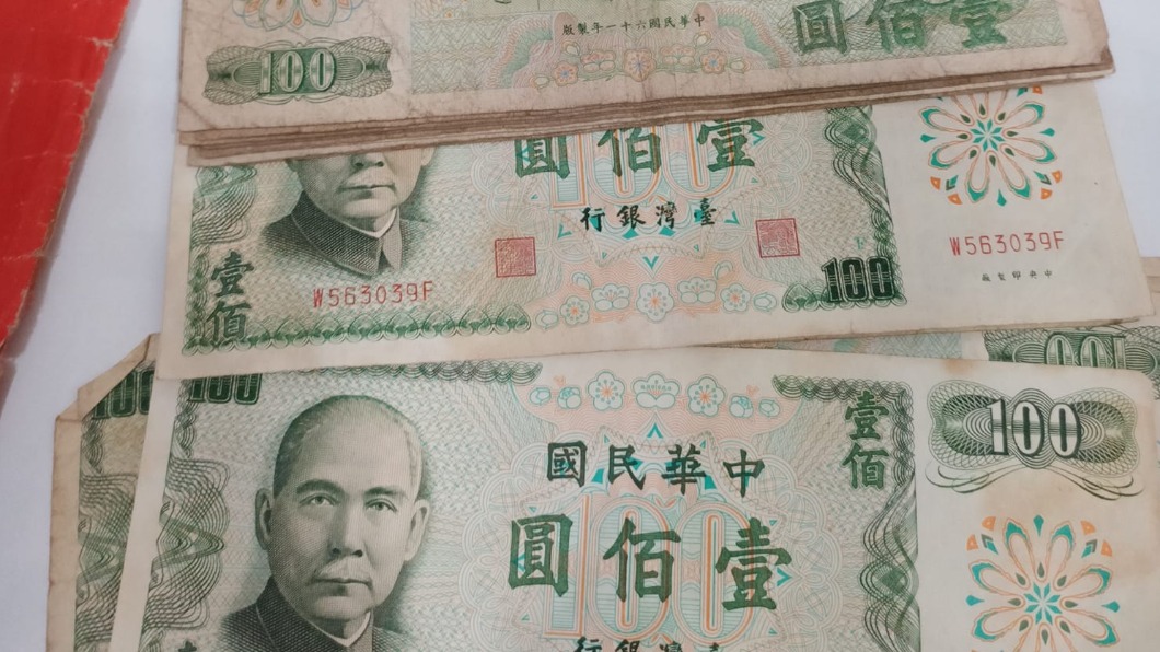 網友在家中找到一疊綠色百鈔。（圖／翻攝自爆料公社二社）