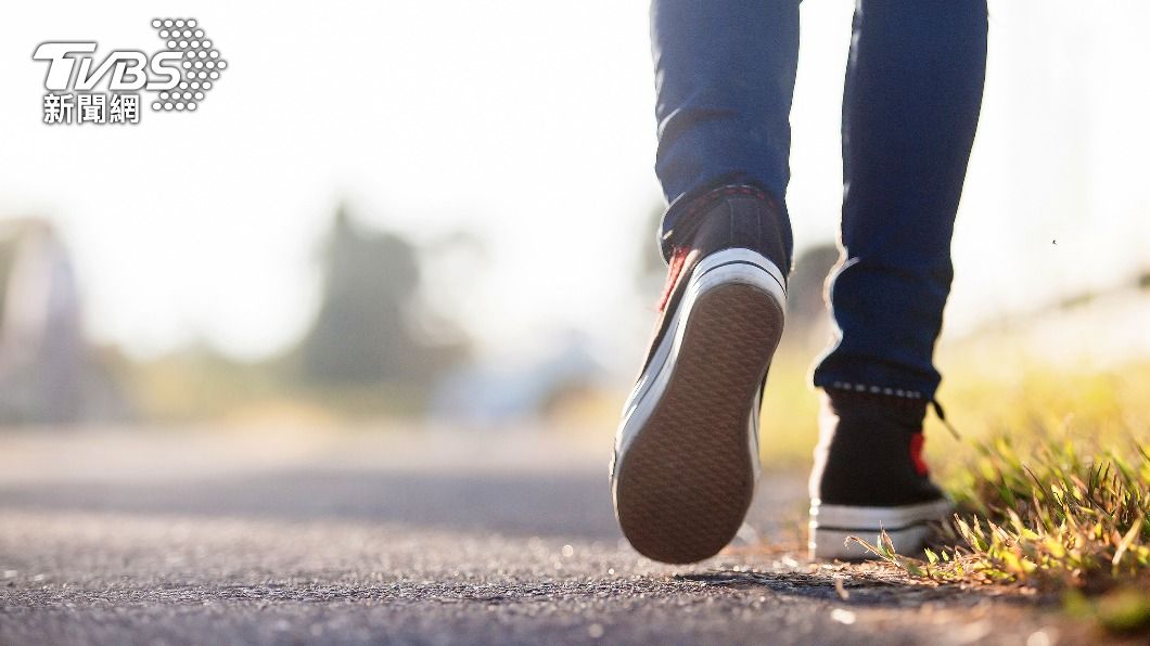 從鞋底的磨損處可判斷走路姿勢是否正確。（示意圖／shutterstock 達志影像）