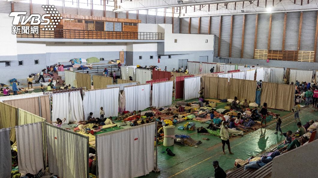 氣旋侵襲馬達加斯加釀災，民眾躲避難所。（圖／達志影像路透社）