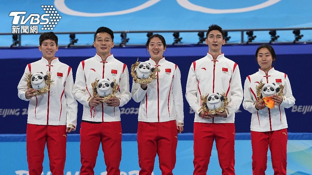 中國大陸代表隊在競速滑冰2000公尺混合團體接力項目摘下首面金牌。（圖／達志影像美聯社）