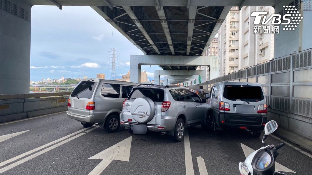 台北市水源快速道路清晨發生四車連環撞的事故。圖／警方提供