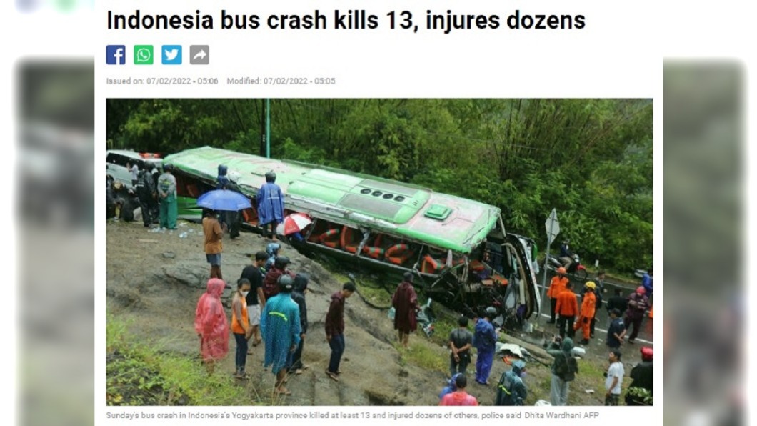 印尼一輛遊覽車失控翻覆。（圖／翻攝自RFI網站）