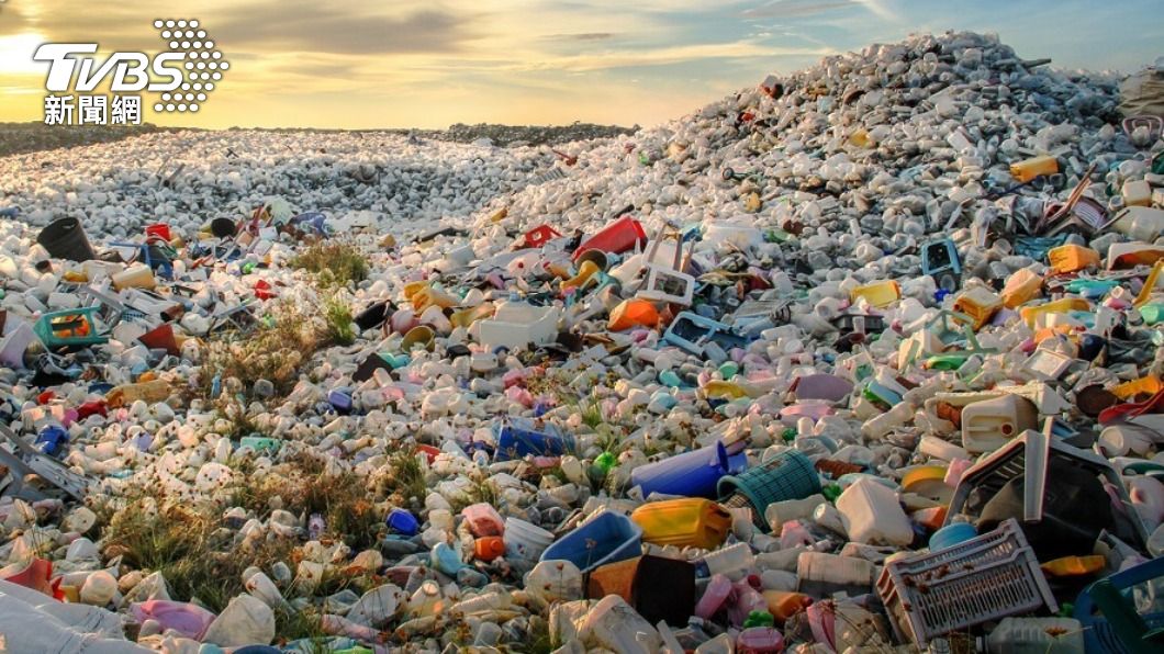 教宗批將廢塑料丟入海中是犯罪行為。（示意圖／shutterstock 達志影像）