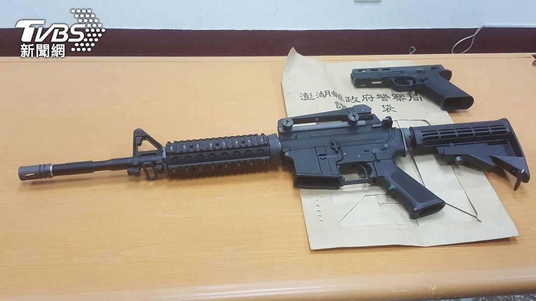 澎湖某KTV傳鬥毆事件，警方到場查扣2支模型槍。（圖／中央社）