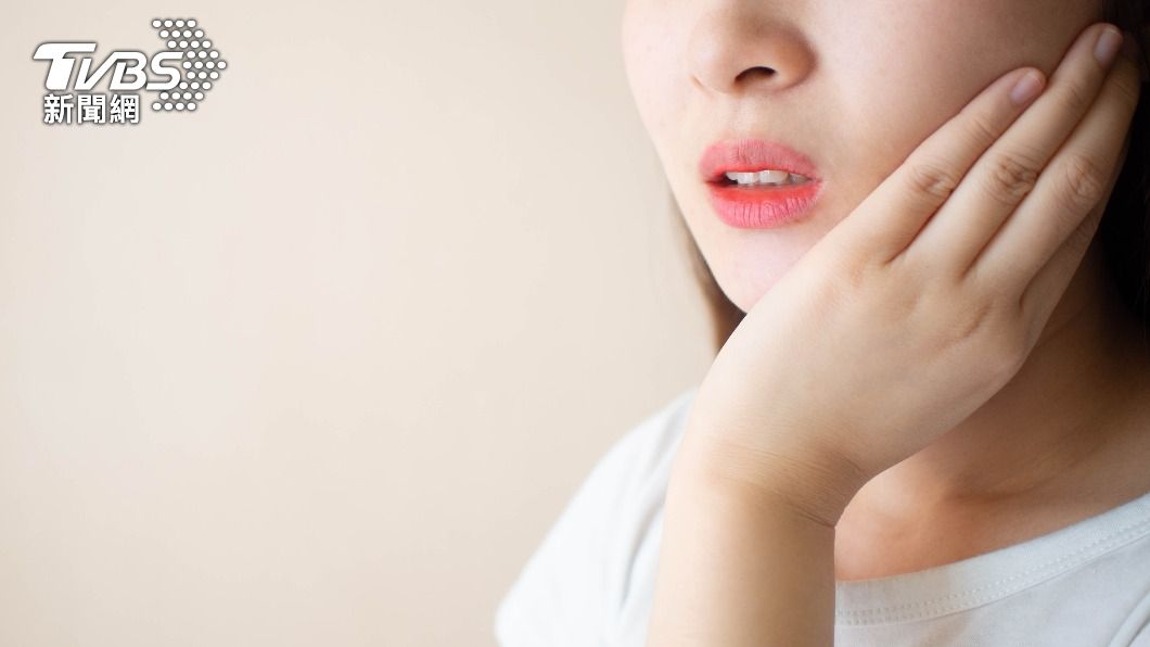 張嘴發出卡卡聲可能是「顳顎關節疼痛症候群」。（示意圖／shutterstock 達志影像）