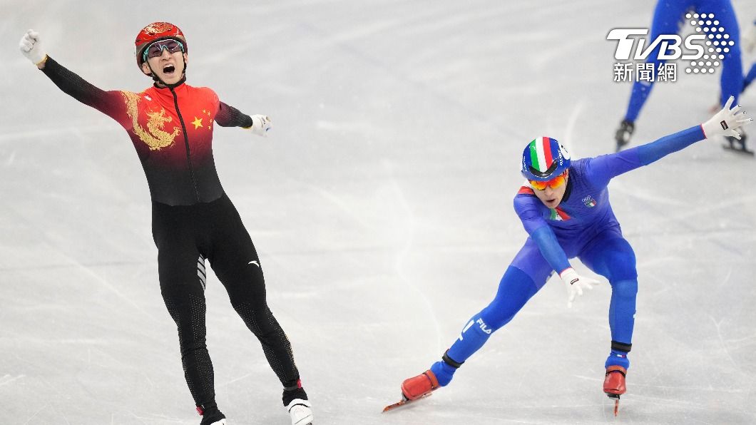 大陸憑短道速滑混合團體接力隊於今屆北京冬奧拿下第一面金牌，過程中涉及爭議。（圖／達志影像美聯社）