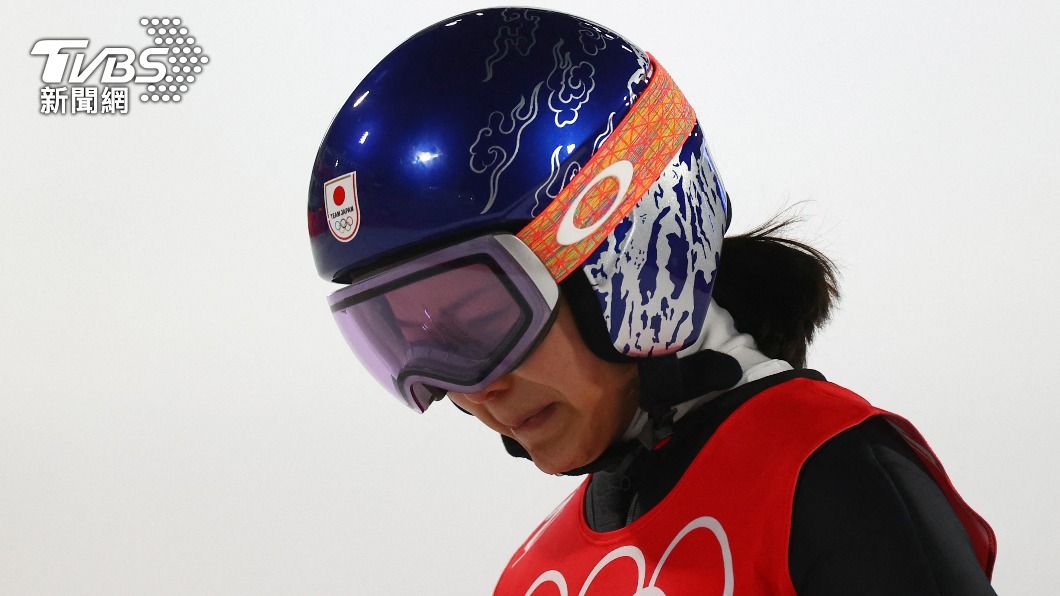 日滑雪選手高梨沙羅因服裝違反規定，遭取消第一跳成績，痛哭失聲。（圖／達志影像路透社）