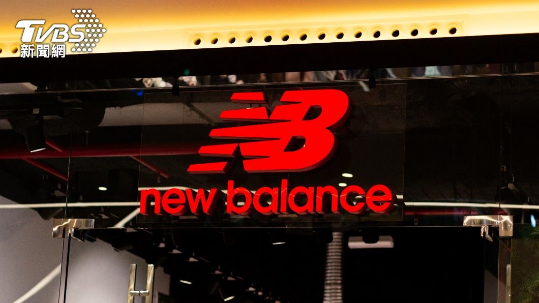 網友分享New Balance一款球鞋特價情報，竟意外掀戰。（示意圖／shutterstock 達志影像）
