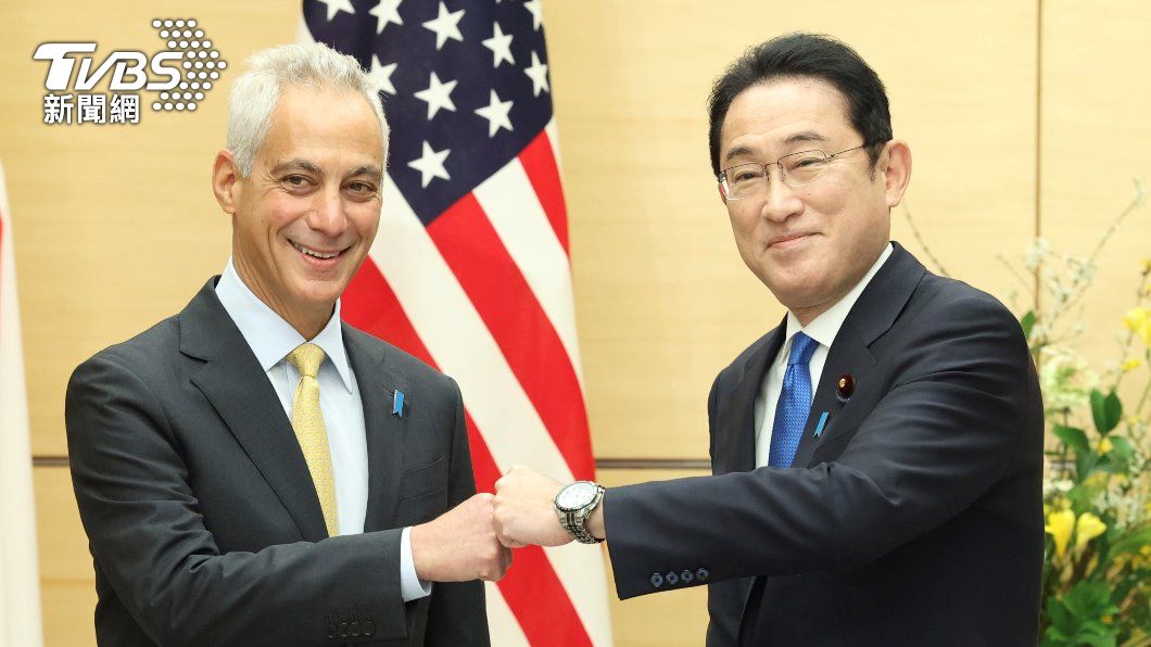美國新任駐日大使易曼紐會晤日本首相岸田文雄。（照片來源：AP）