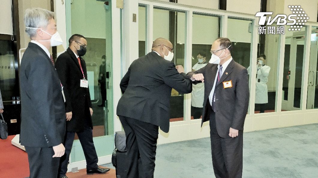 索馬利蘭外長瑞格薩（右2）8日抵台，外交部政務次長曾厚仁（右1）代表接機。（圖／中央社）
