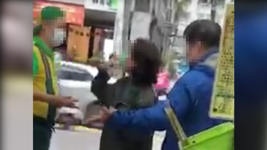 中年男女在連鎖鍋貼店外和店員爭執。（圖／翻攝自我是永和人 臉書）