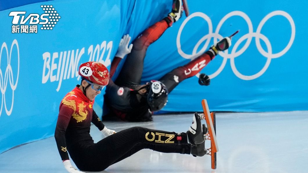 中國大陸滑冰女將范可新疑似朝加國選手擲障礙物，最後雙雙摔倒滑到場邊。（圖／達志影像美聯社）