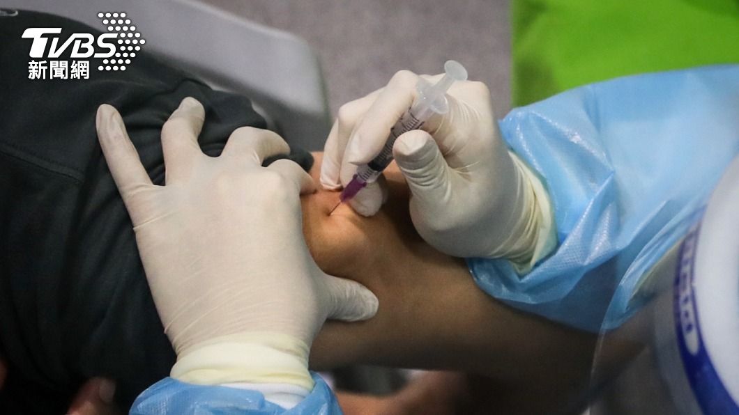 台南贈2劑家用快篩試劑，盼提高長者疫苗接種率。（圖／中央社）