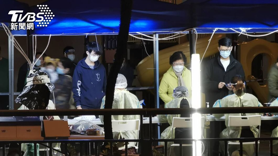 香港居民做核酸檢測。（圖／中央社）