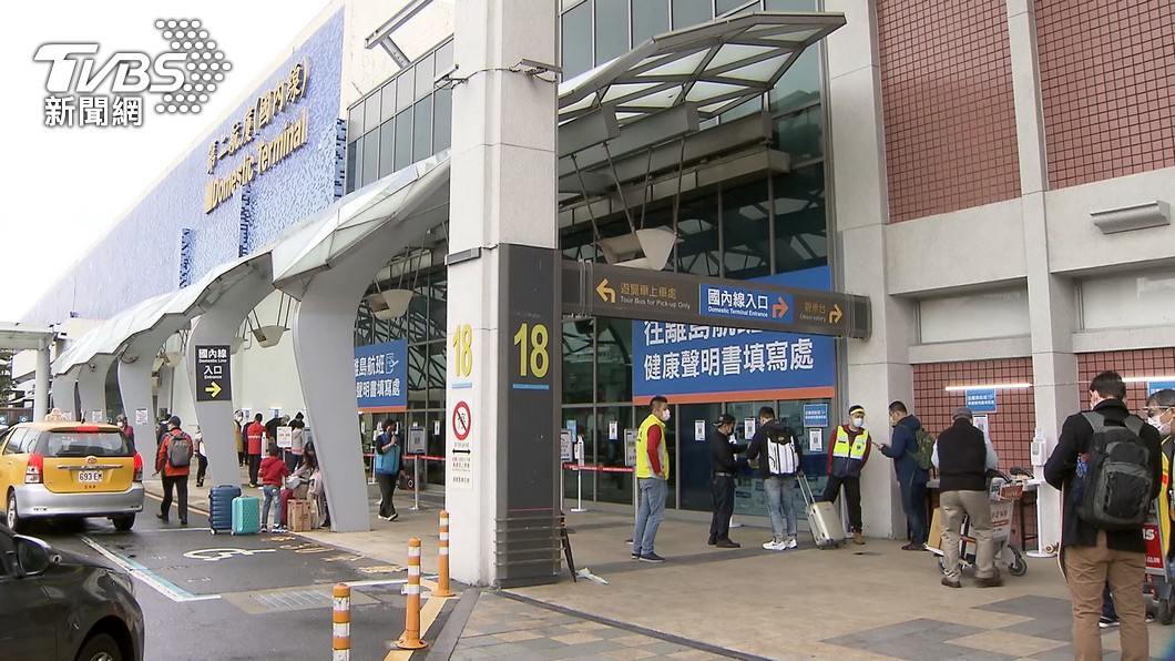松山機場的吐口水採檢站遭民眾質疑空間狹窄。（圖／TVBS）
