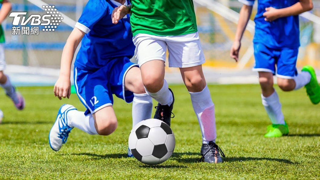 荷蘭一名17歲少年日前在踢足球時不慎弄傷膝蓋。（示意圖／shutterstock達志影像）