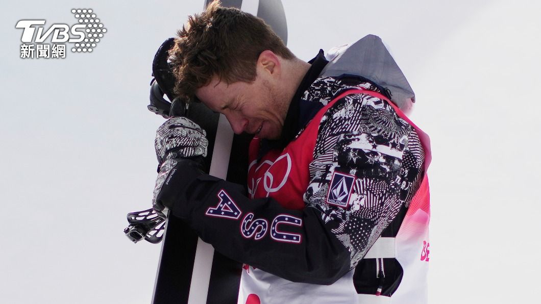懷特在比賽後緊擁滑雪板，低頭痛哭。（圖／達志影像美聯社）