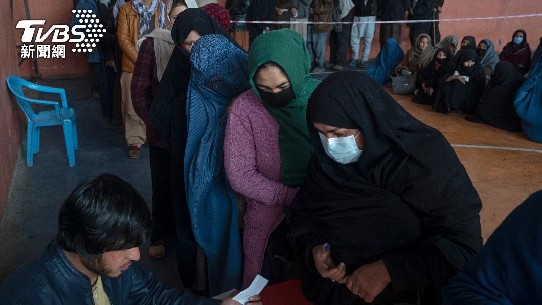阿富汗婦女排隊領取外國援助基金。（圖／達志影像美聯社）