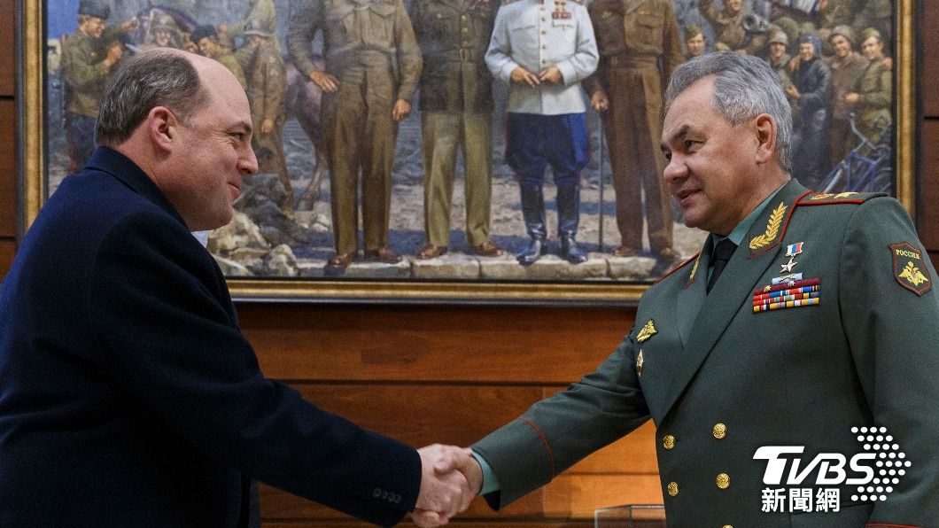 英國國防大臣華勒斯（左）與俄羅斯國防部長蕭依古（右）會談。（圖／達志影像美聯社）