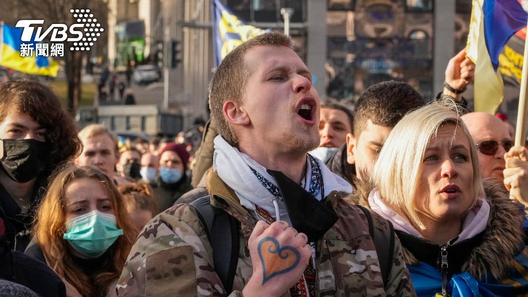數千名烏克蘭人走上首都基輔街頭遊行。（圖／達志影像美聯社）