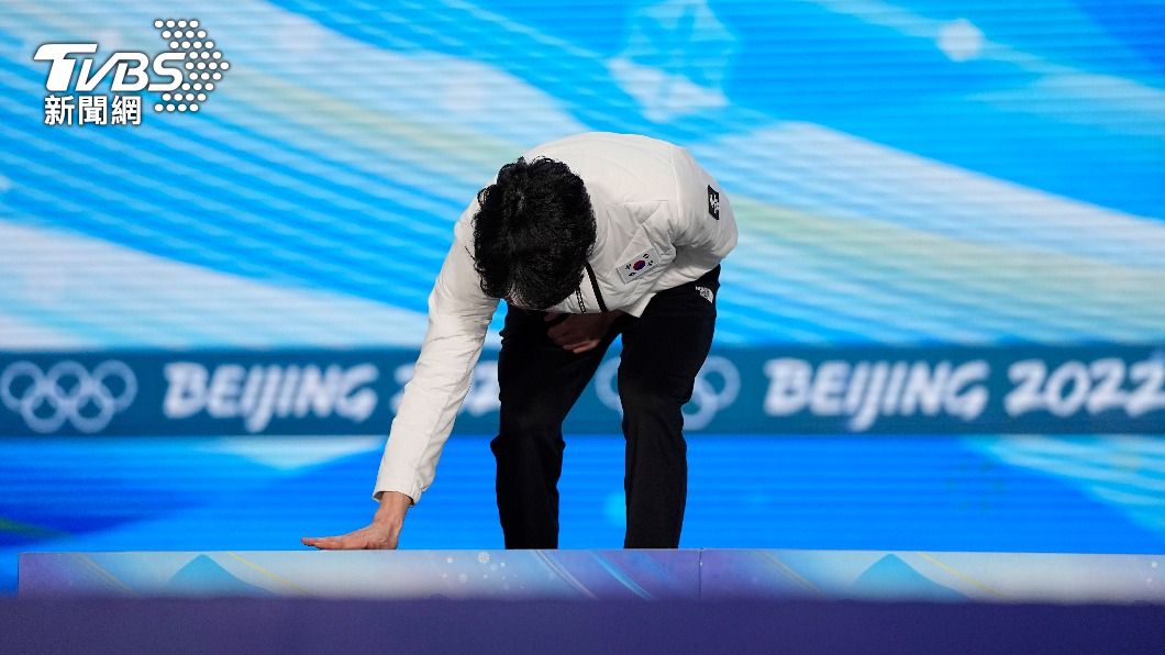 韓國選手奪銀後，領獎前做出擦拭頒獎台的動作，引發大陸網友不滿。（圖／達志影像美聯社）