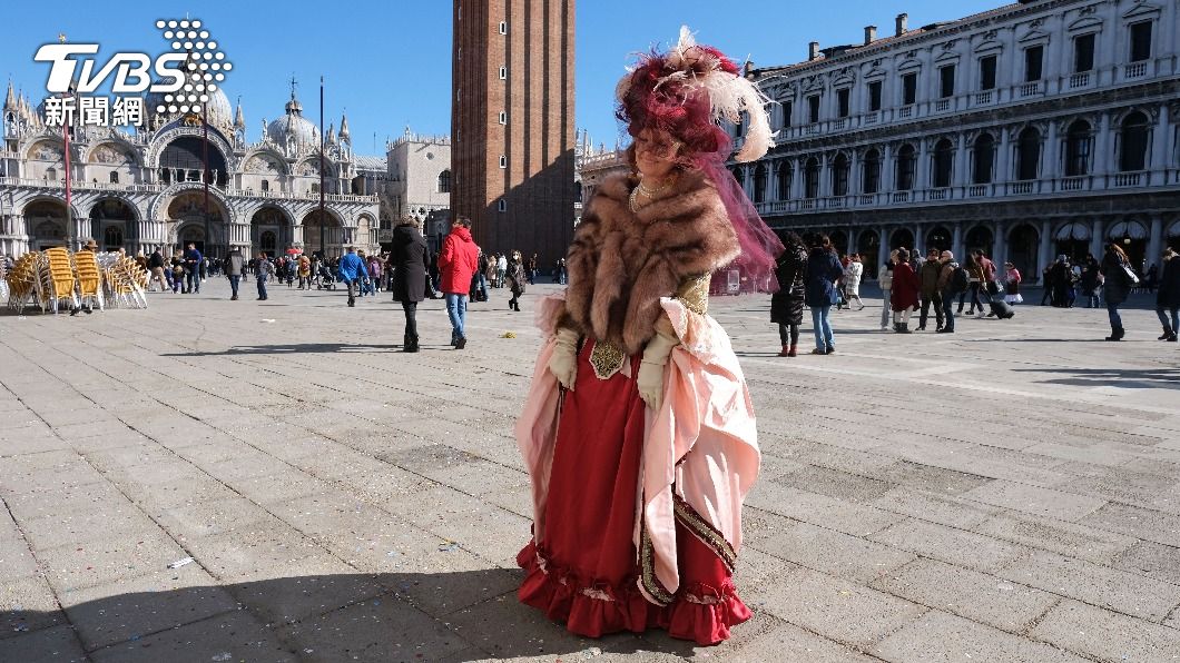 威尼斯嘉年華（Venice Carnival）吸引數千民眾狂歡。（圖／達志影像路透社）