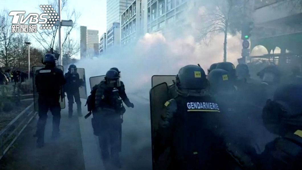 法國自由車隊闖入巴黎市中心，癱瘓交通，遭警方使用催淚瓦斯驅趕。（圖／達志影像路透社）