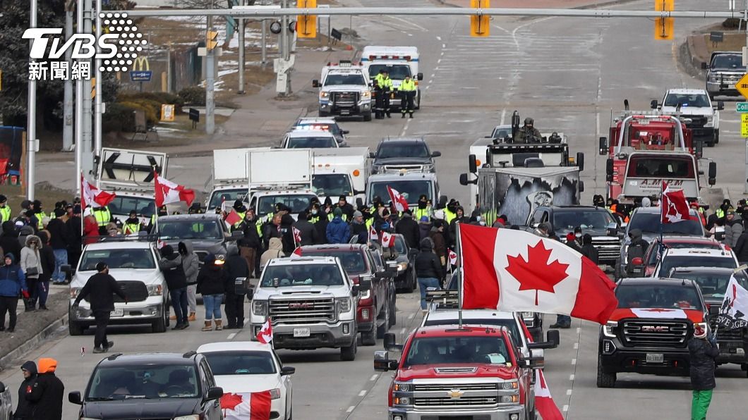 加拿大卡車司機先前在美邊境進行抗議。（圖／達志影像路透社）