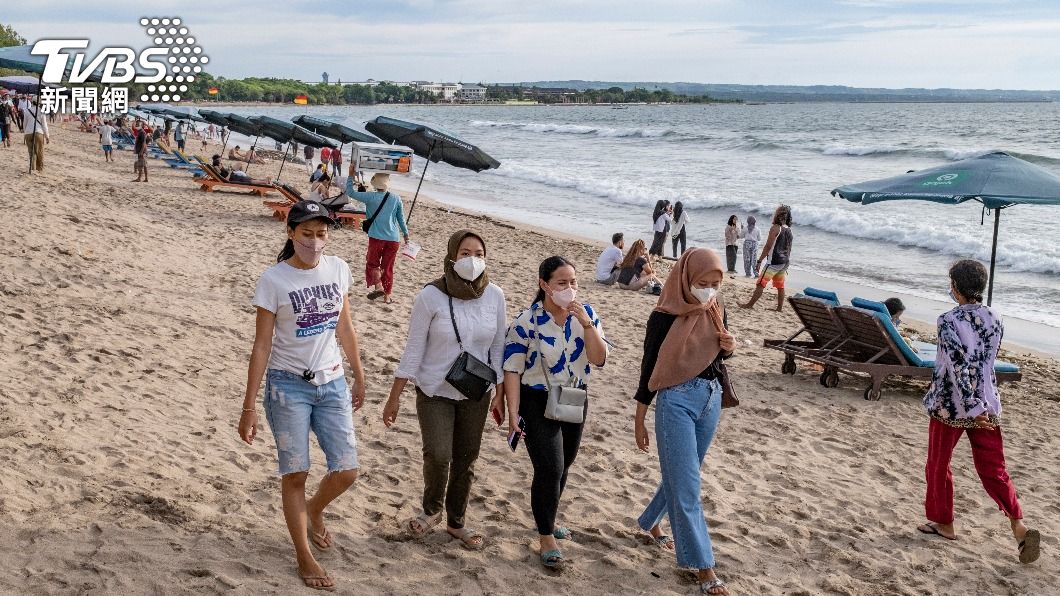 印尼海邊發生大浪捲走人的意外事故。（圖／歐新社達志影像）