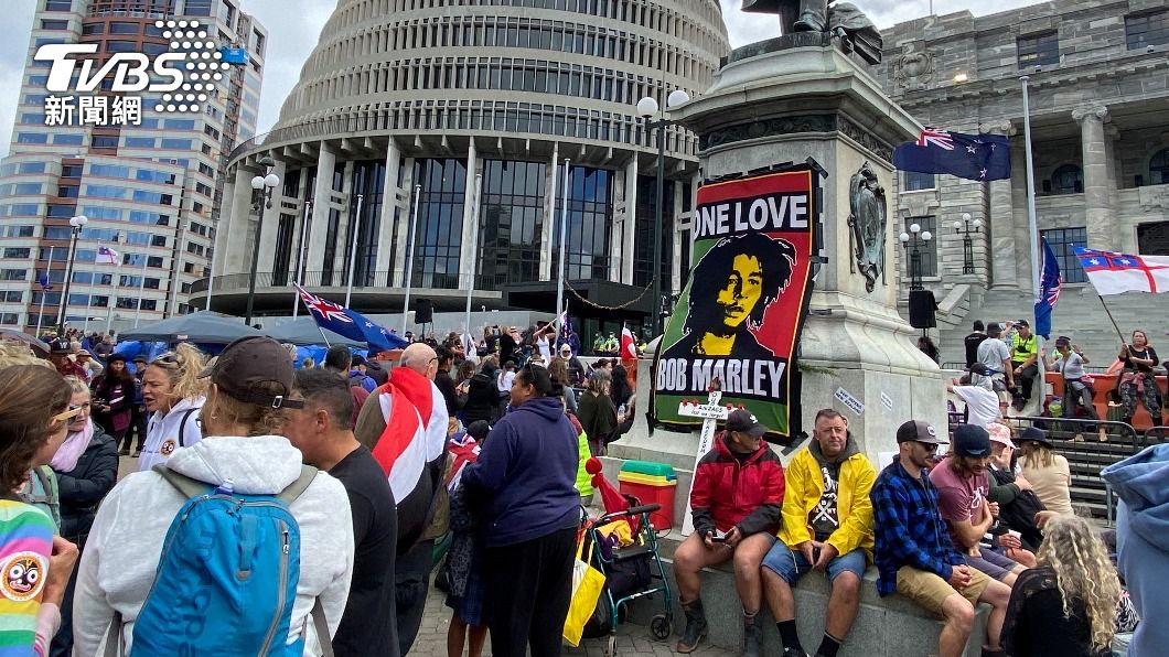 紐西蘭民眾也受到加國自由車隊影響，於8日開始在國會前示威抗議。（圖／達志影像路透社）