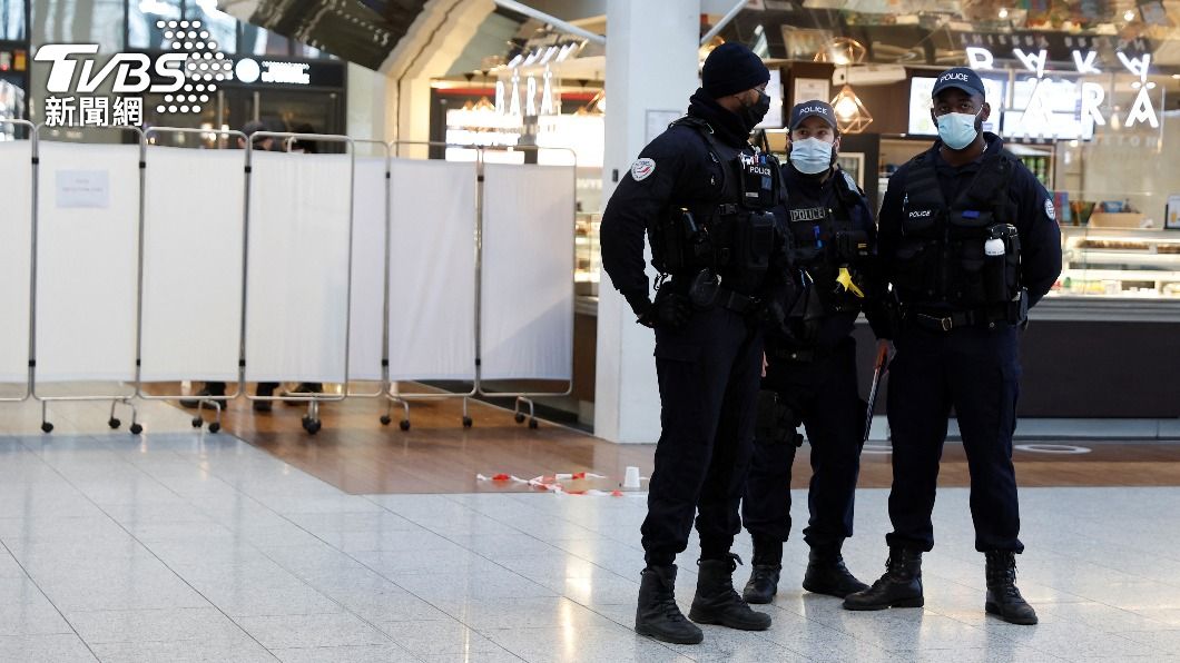法國警方於巴黎北站擊斃一名持刀襲警人士。（圖／達志影像路透社）