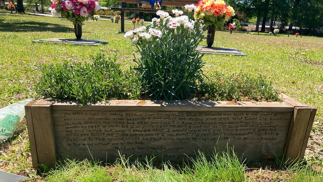 美國一名男子未婚妻車禍過世為了紀念對方特別自製花盆放在墳前弔唁。（圖／翻攝自Winchester Hagans臉書）