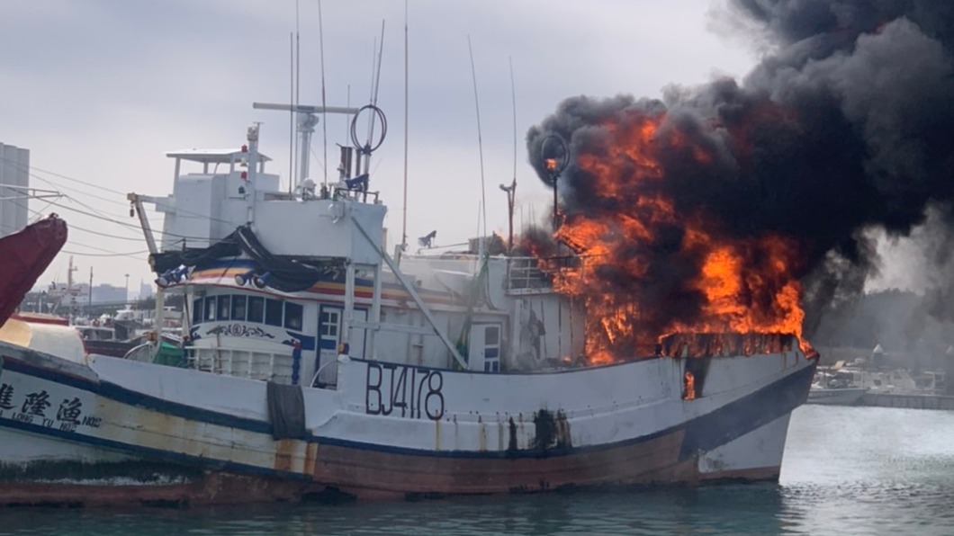 台中梧棲漁港一艘漁船今（15）日發生火燒船意外。（圖／翻攝自中部版－記者爆料網）