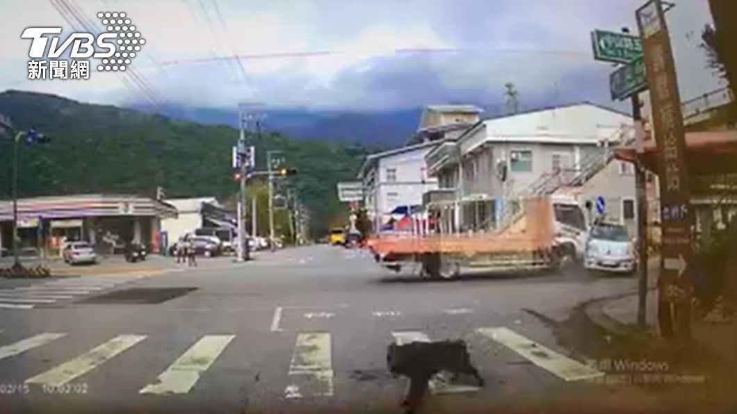 花蓮縣壽豐鄉15日上午，發生一起交通事故，正好有一隻黑狗目擊，牠當場嚇爆飛奔。（圖／TVBS）