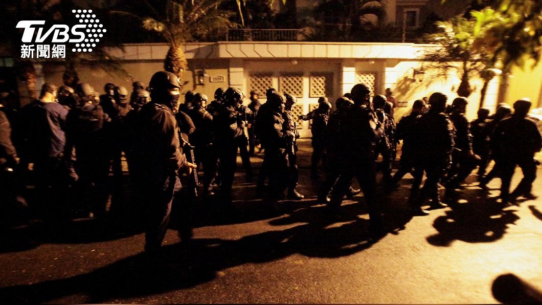 員警包圍宏都拉斯前總統葉南德茲住處。（圖／達志影像路透社）