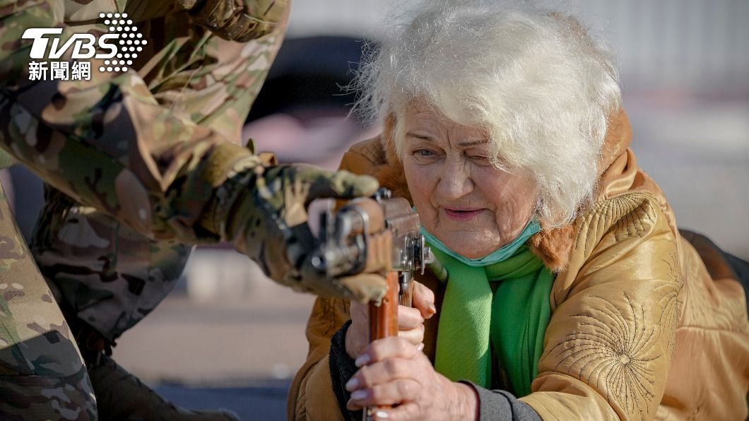 烏克蘭一名高齡78歲阿嬤拾起AK-47突擊步槍，決心捍衛她的祖國。（圖／達志影像美聯社）